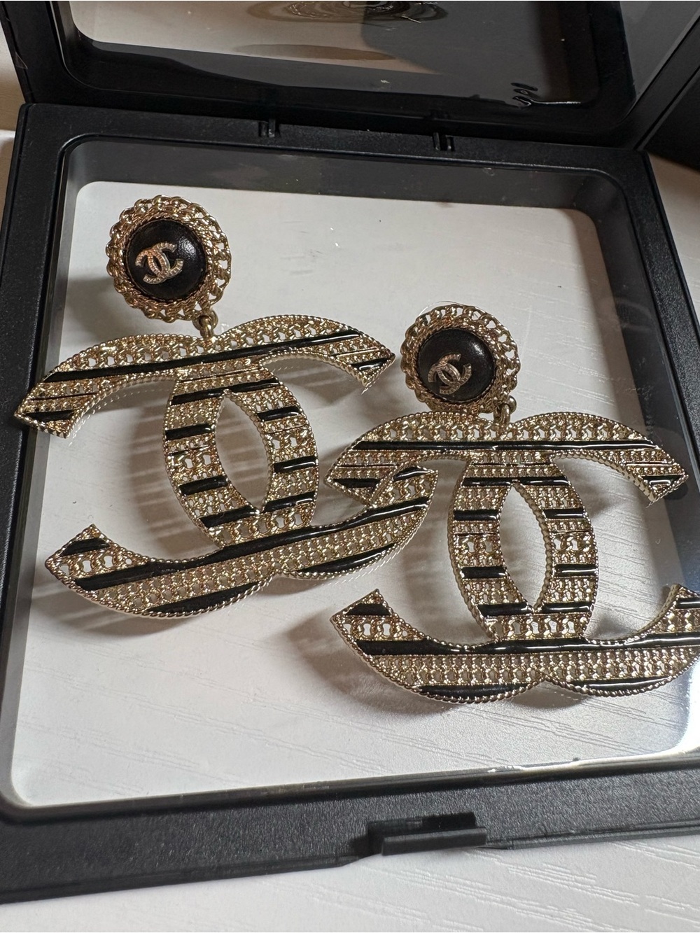 CHANEL Gold metal and Calfskin earrings